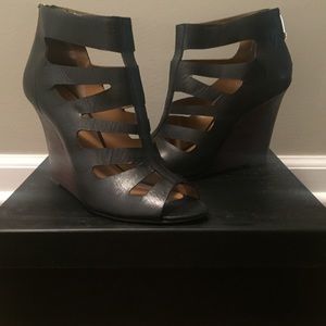 Report Lilly Black Wedge
